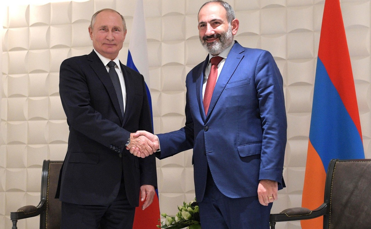 Современному руководству в Ереване нужно перестать сидеть на двух стульях и, наконец, понять, что только Россия заинтересована в сохранении свободной и самостоятельной Армении.