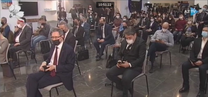 Журналисты на пресс-конференции президента Азербайджана Ильхама Алиева 26 февраля 2021 г.
