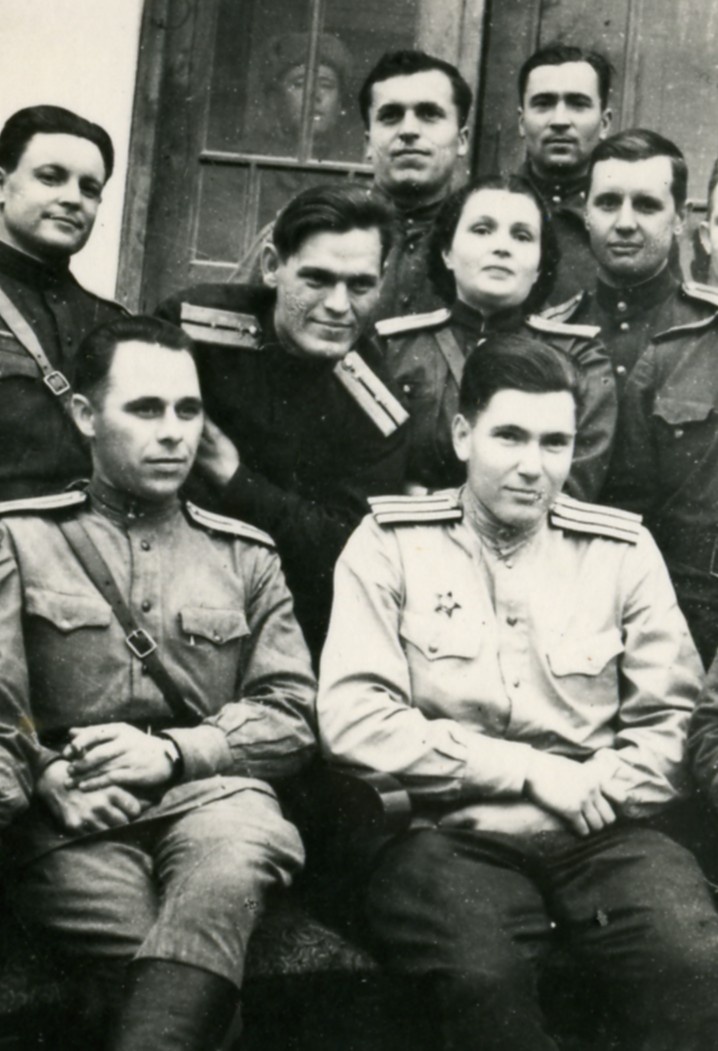 Офицеры-радиоразведчики. Ноябрь 1944 г. 2-й Украинский фронт. Справа в первом ряду: майор П. Шмырёв. Это он в 1950-е руководил спецоперацией по вскрытию системы НОРАД.