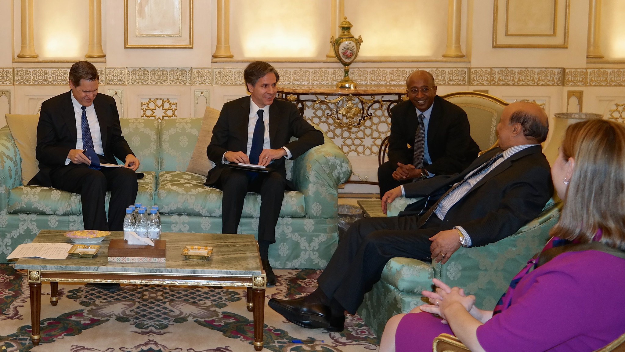 Госсекретарь Тони Блинкен утверждает, будто Америка глубоко обеспокоена «катастрофической гуманитарной ситуацией», сложившейся в Йемене. На встрече с президентом Йемена Абд Раббо Мансуром.