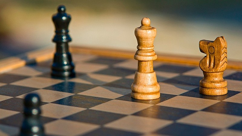 Поборники цветового равенства всерьёз докопались даже до шахмат: почему белые всегда должны ходить первыми?