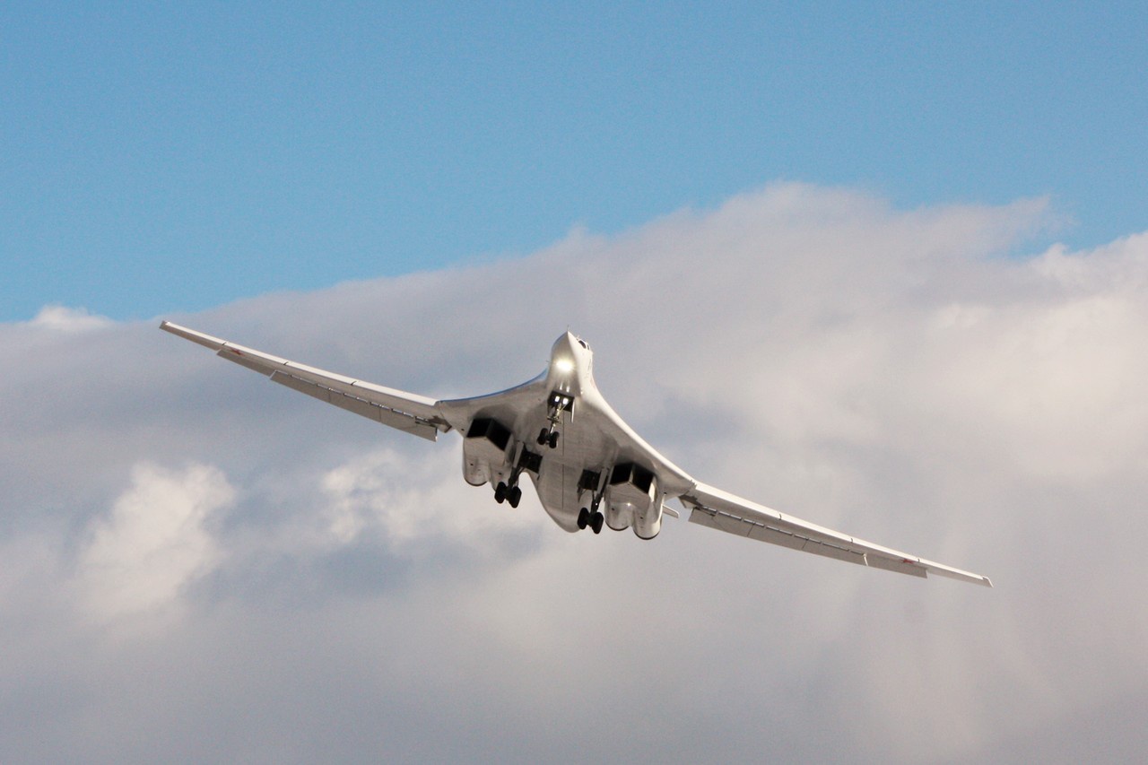 Ростех передал первый модернизированный ракетоносец Ту-160М для испытаний.