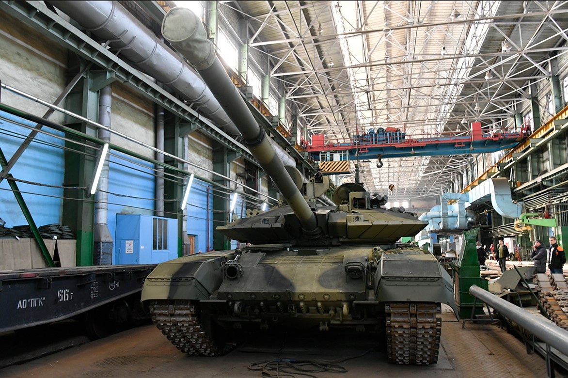 Уралвагонзавод отправил в войска партию танков Т-90М.