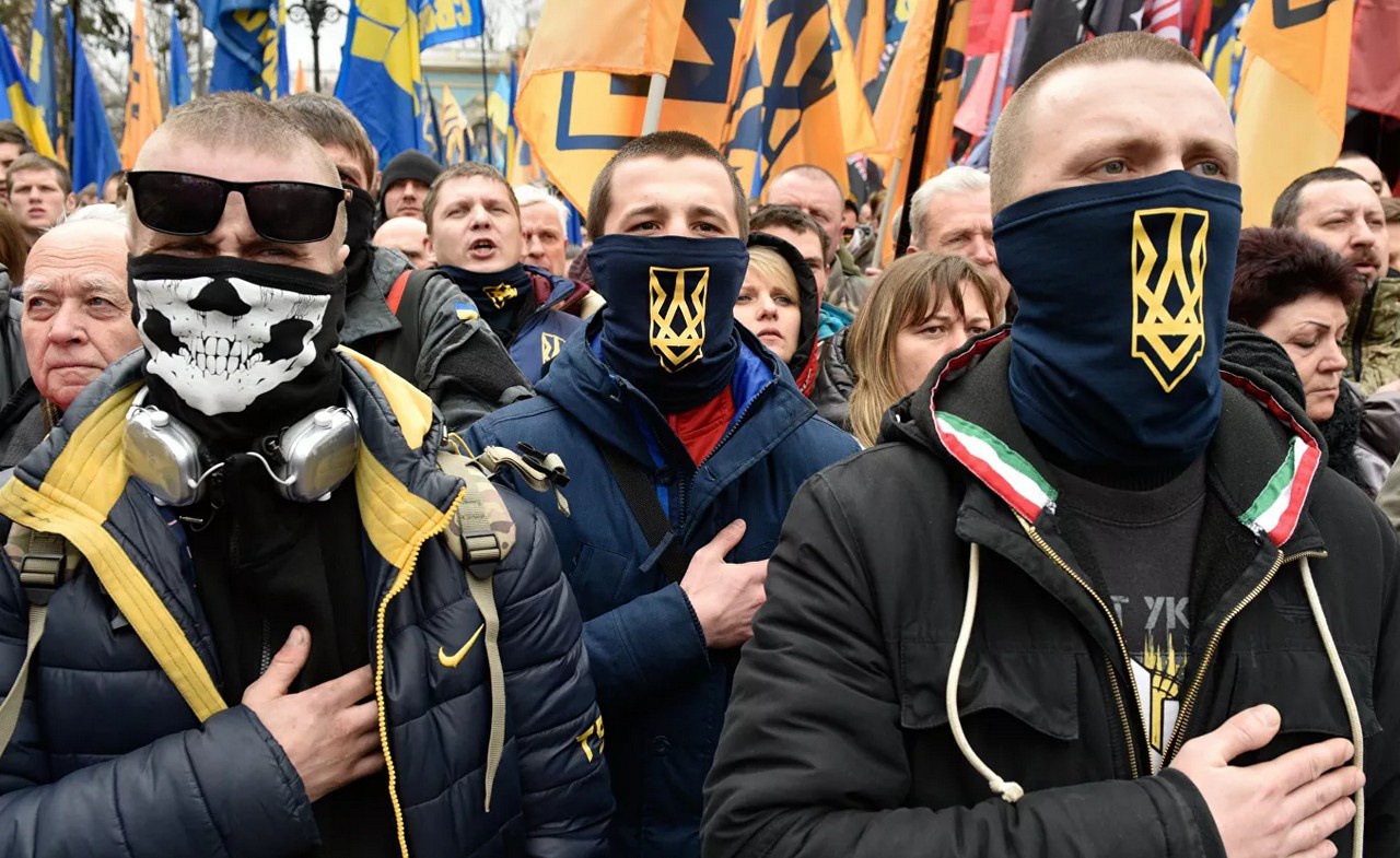  Официальный Киев не может публично признать, что не контролирует ситуацию в стране, что украинская власть полностью зависит от доброй воли нацистских формирований.