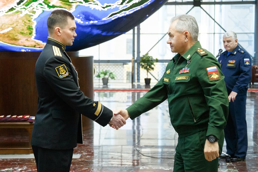 Министр обороны генерал армии С.К. Шойгу вручает Золотую Звезду Героя капитану 1 ранга В.Н. Маслову.