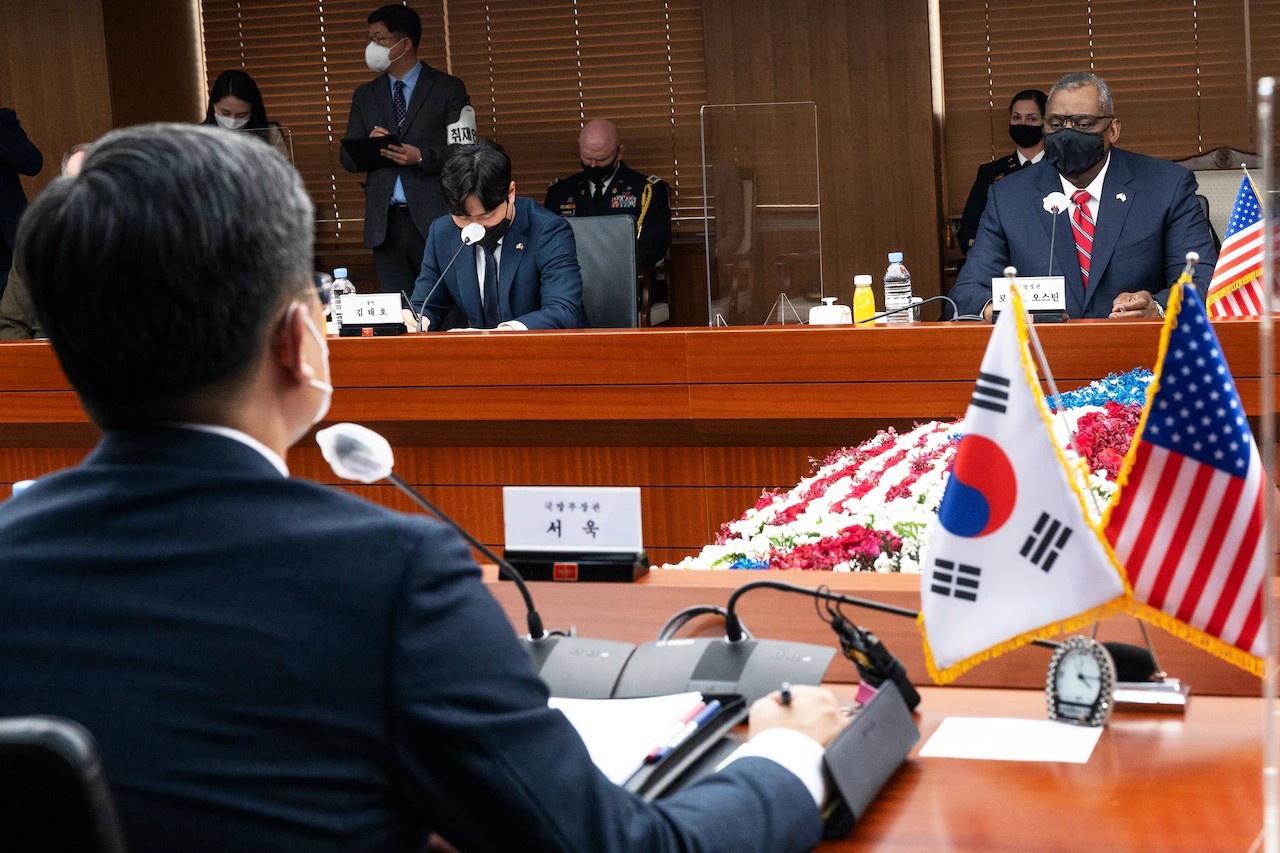 Прибыв 17 марта в Сеул, Энтони Блинкен и Ллойд Остин не стали терять времени и провели сразу же встречи с главой МИД Южной Кореи Чон Ы Ёном и министром обороны Со Уком.