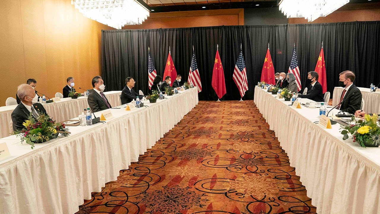 Встреча представителей Вашингтона и Пекина в Анкоридже (штат Аляска) сразу выявила противоречия в позициях обеих сторон.