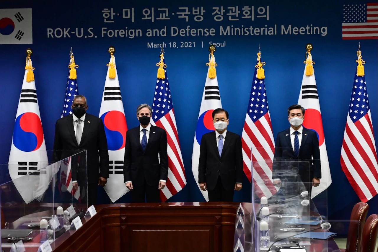 Министр обороны Ллойд Дж. Остин и госсекретарь Энтони Дж. Блинкен на переговорах в Сеуле. 18 марта 2021 г.