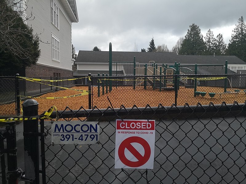 Детская площадка в начальной школе Сиэтла закрыта из-за эпидемии с 25 марта.