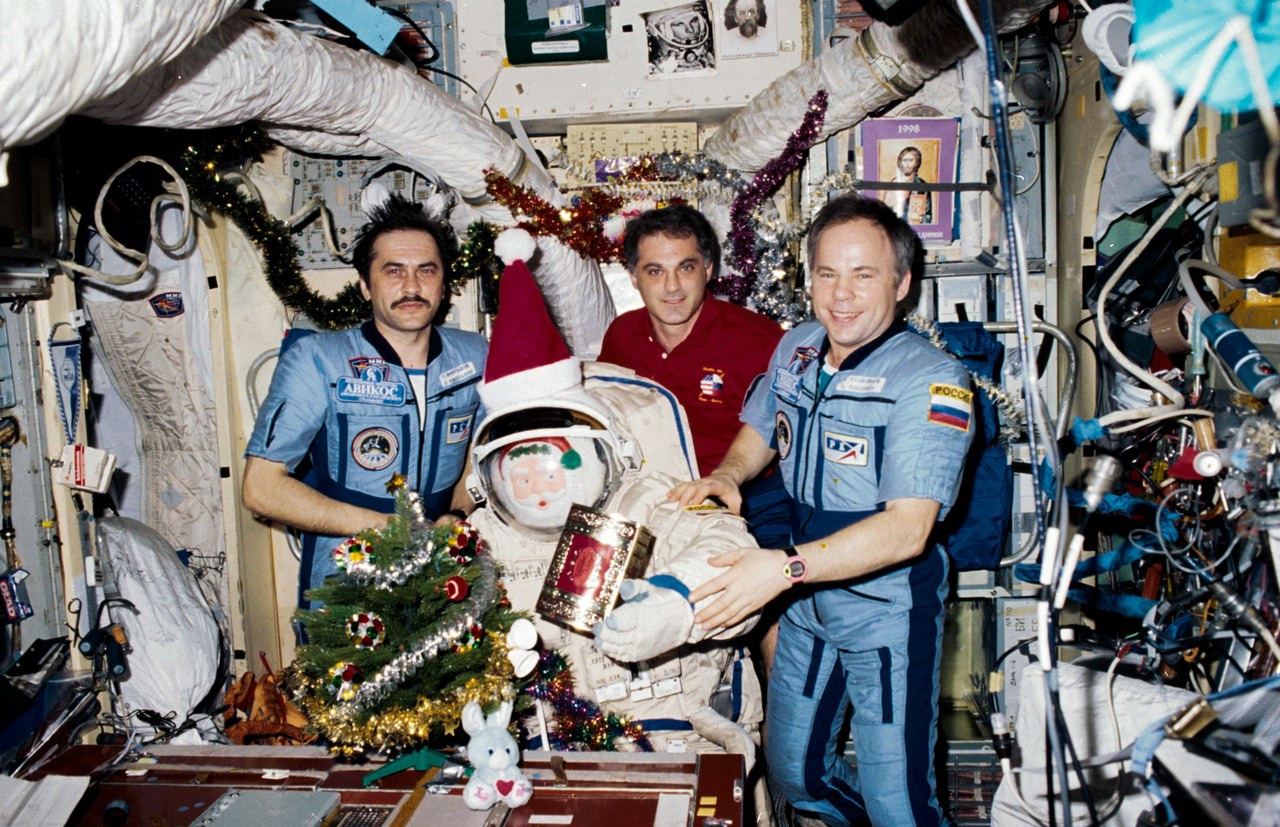 На «Мире» работали 105 космонавтов и астронавтов из 11 стран и два астронавта из Европейского космического агентства.