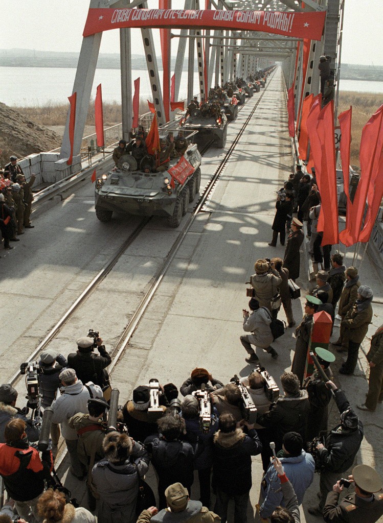 Наши замечательные дипломаты многократно сдавали победы военных. Последняя колонна советских войск пересекает афгано-советскую границу, 15 февраля 1989 года.