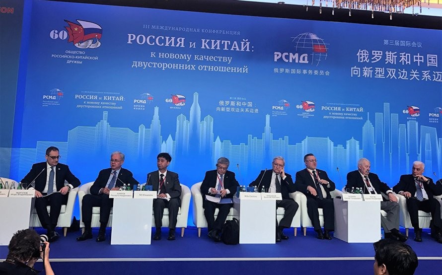 Москва и Пекин многие годы успешно взаимодействуют в различных многосторонних форматах: в ООН, ШОС, БРИКС, РИК, «Группе двадцати», АТЭС, ВАС.