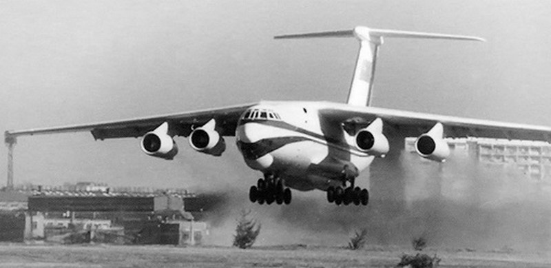25 марта 1971 года на Центральном аэродроме им. Фрунзе в Москве экипаж под командованием заслуженного лётчика-испытателя СССР Эдуарда Козлова выполнил первый полёт тяжёлого военно-транспортного Ил-76.