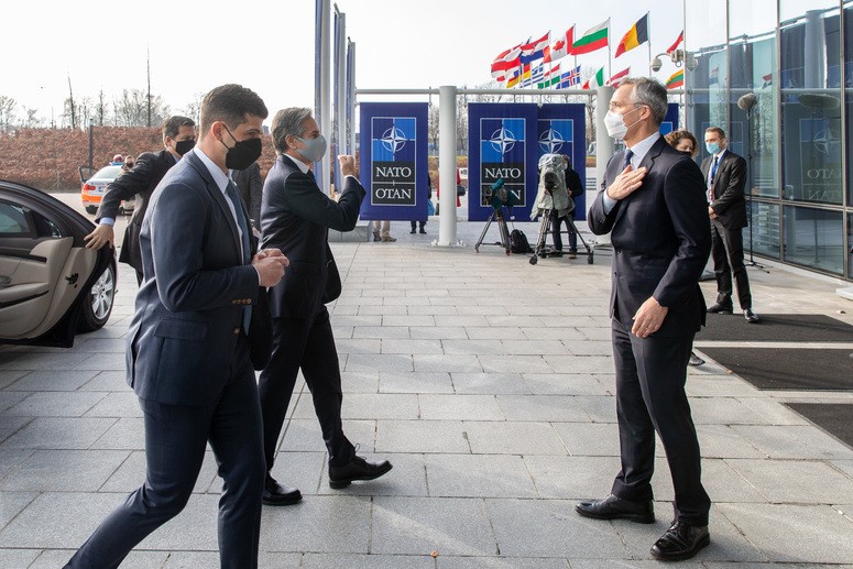 На саммит НАТО прилетел госсекретарь США Энтони Блинкен.
