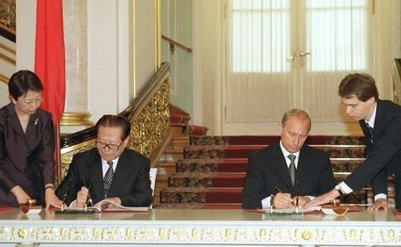 Президент РФ Владимир Путин с Председателем КНР Цзян Цзэминем во время подписания российско-китайского Договора о добрососедстве, дружбе и сотрудничестве. 16 июля 2001 года.