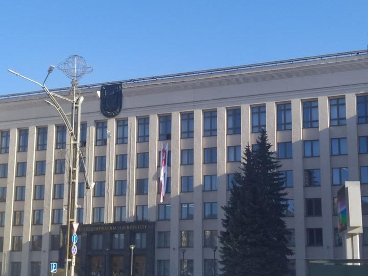 Флаг, вывешенный в окне центрального корпуса Белорусского государственного университета.