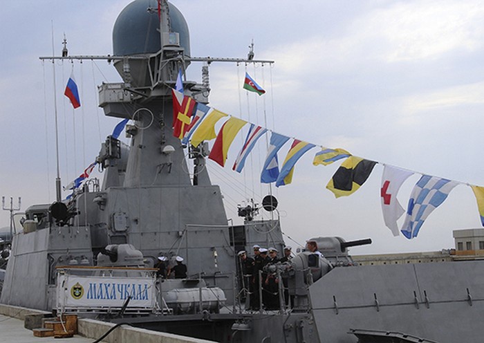 Малый артиллерийский корабль «Махачкала» проекта 21630 (шифр «Буян») типа «река-море», предназначен для усиления надводных сил Каспийской флотилии в ближней морской зоне и на речных участках.