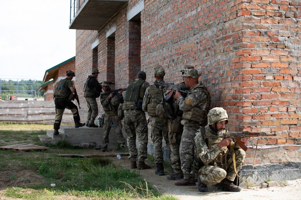 Военнослужащие Вооружённых сил Украины отрабатывают городские операции под руководством инструктора в Центре боевой подготовки в Яворове, Украина.