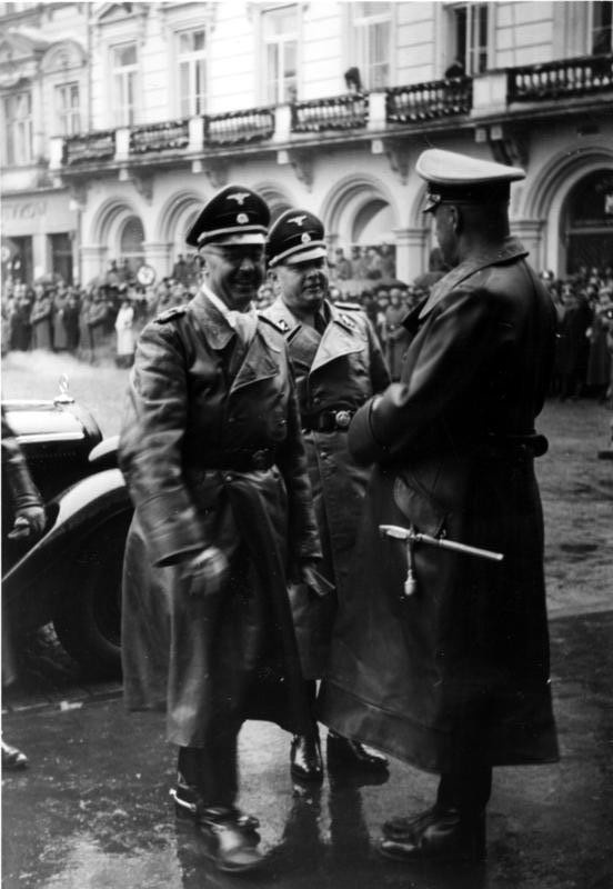 Генерал-лейтенант войск СС латышской гренадерской дивизии Бруно Шрекенбах был награждён Рыцарским крестом с дубовыми листьями.