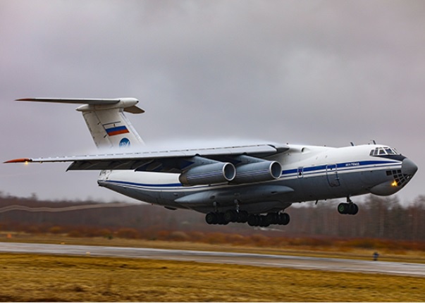 Экипажи четырёх самолетов Ил-76 отработали заход на посадку на захваченную парашютистами взлётно-посадочную полосу.