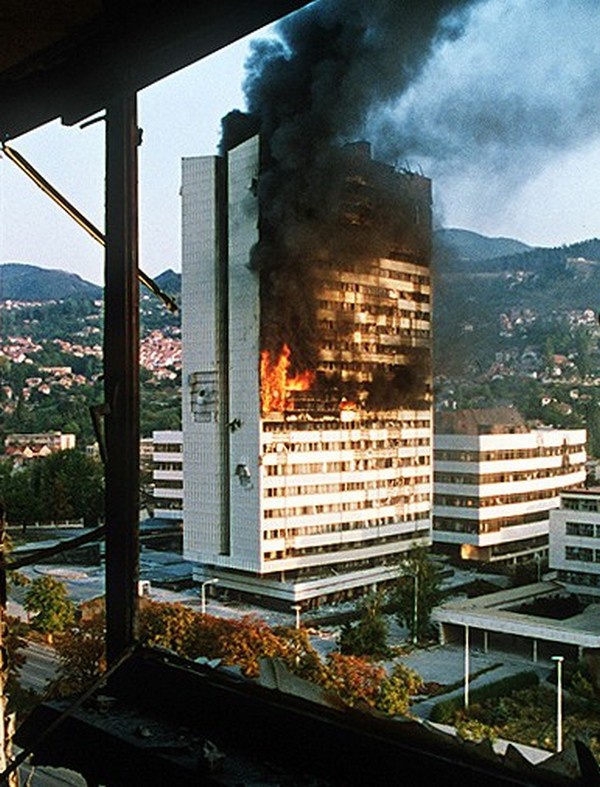 НАТО умеет давить своих противников, воровски, со спины. Горящее здание Парламента в центре Сараева (1992).