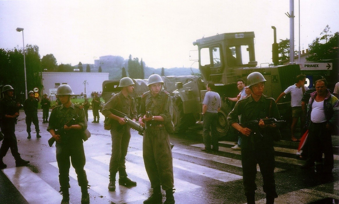 В июне 1991 года Хорватия и Словения синхронно объявили о независимости. В ответ югославская национальная армия развернула боевые действия. И совершила все ошибки, которые только можно.