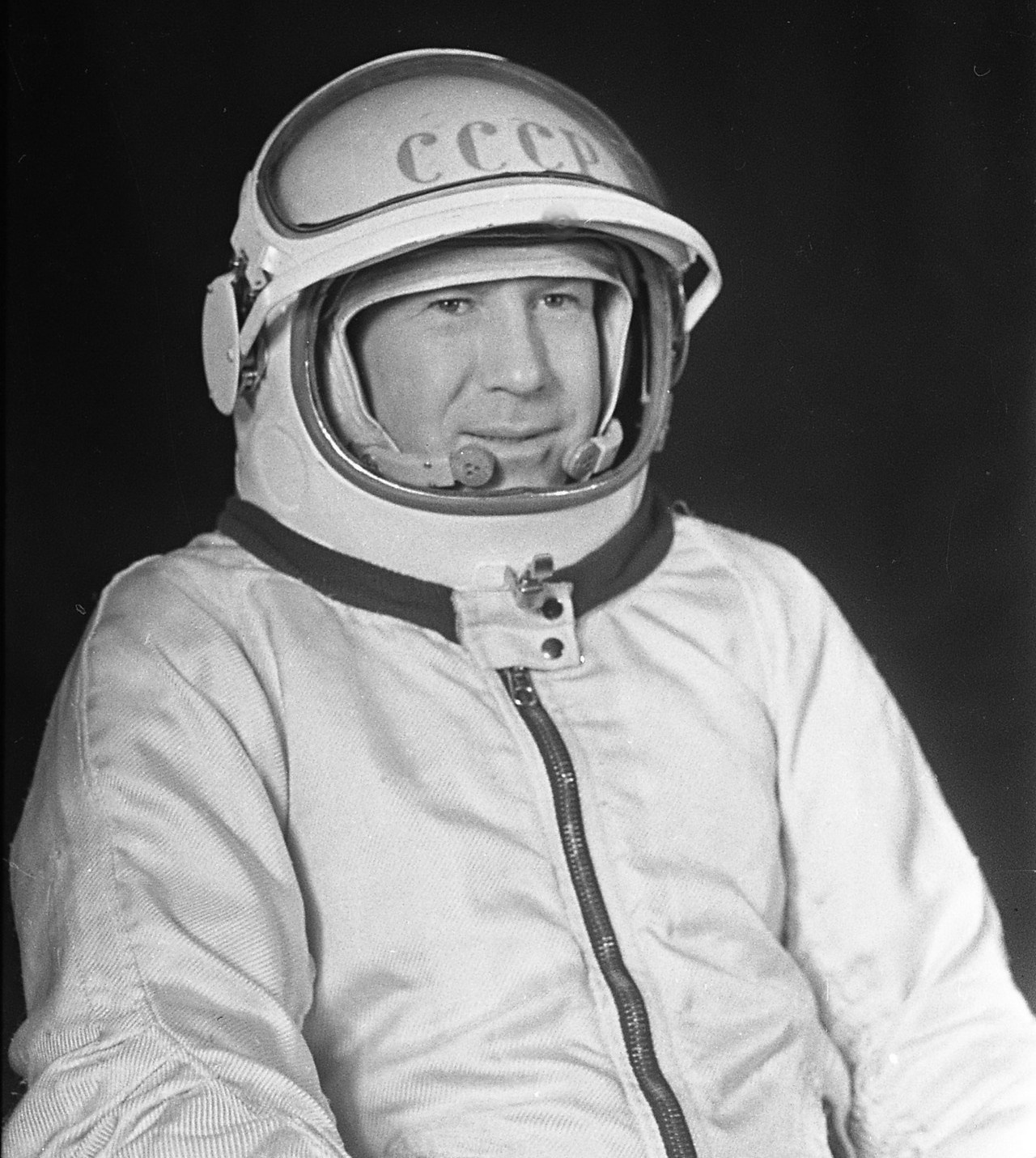 18 марта 1965 года Алексей Леонов совершил первый в мире выход в космос.