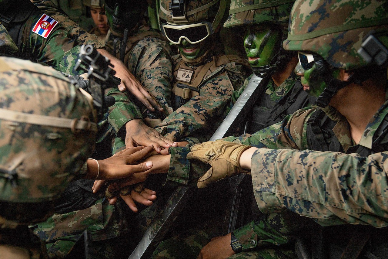 Морские пехотинцы США и Таиланда перед проведением общевойсковых учений.