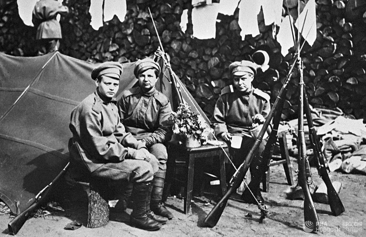 Бойцы женского ударного «Батальона смерти», созданные Временным правительством, сидят около палатки с винтовками системы Мосина. Петроград, 1917 год.