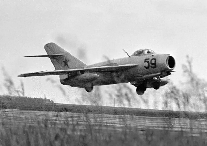 Истребитель МиГ-17.