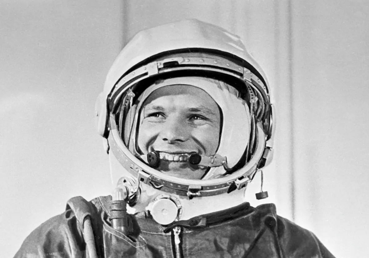 Первый человек, полетевший в космос, лётчик-космонавт, Герой Советского Союза Юрий Алексеевич Гагарин.