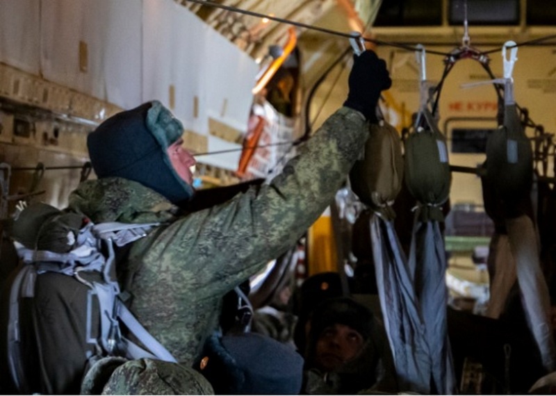 Боевая техника и более 500 военнослужащих ВДВ десантировались для захвата аэродрома условного противника в Ульяновской области.