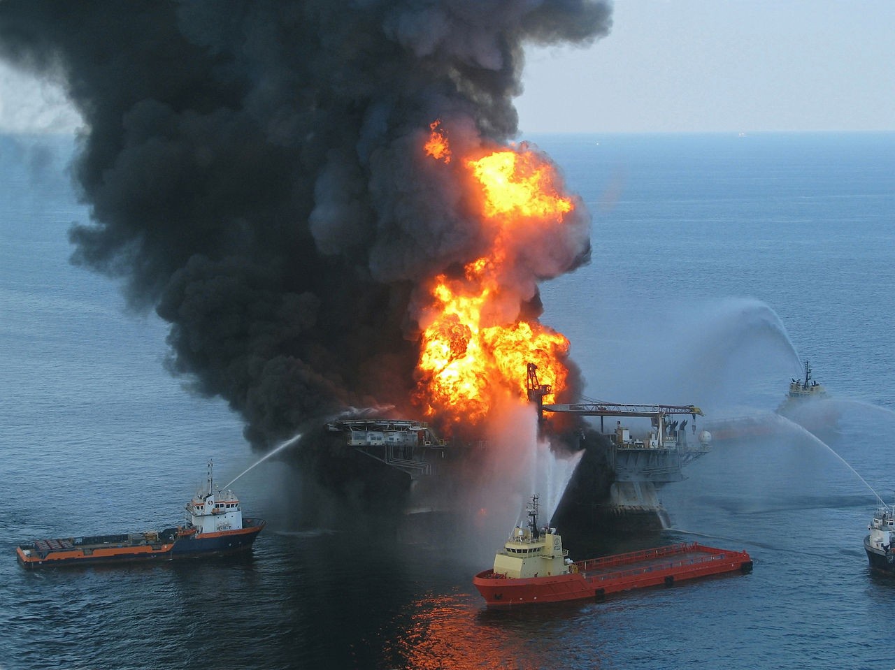 После взрыва на нефтяной платформе Deepwater Horizon в 2001 году в Мексиканский залив попали десятки миллионов баррелей нефти.
