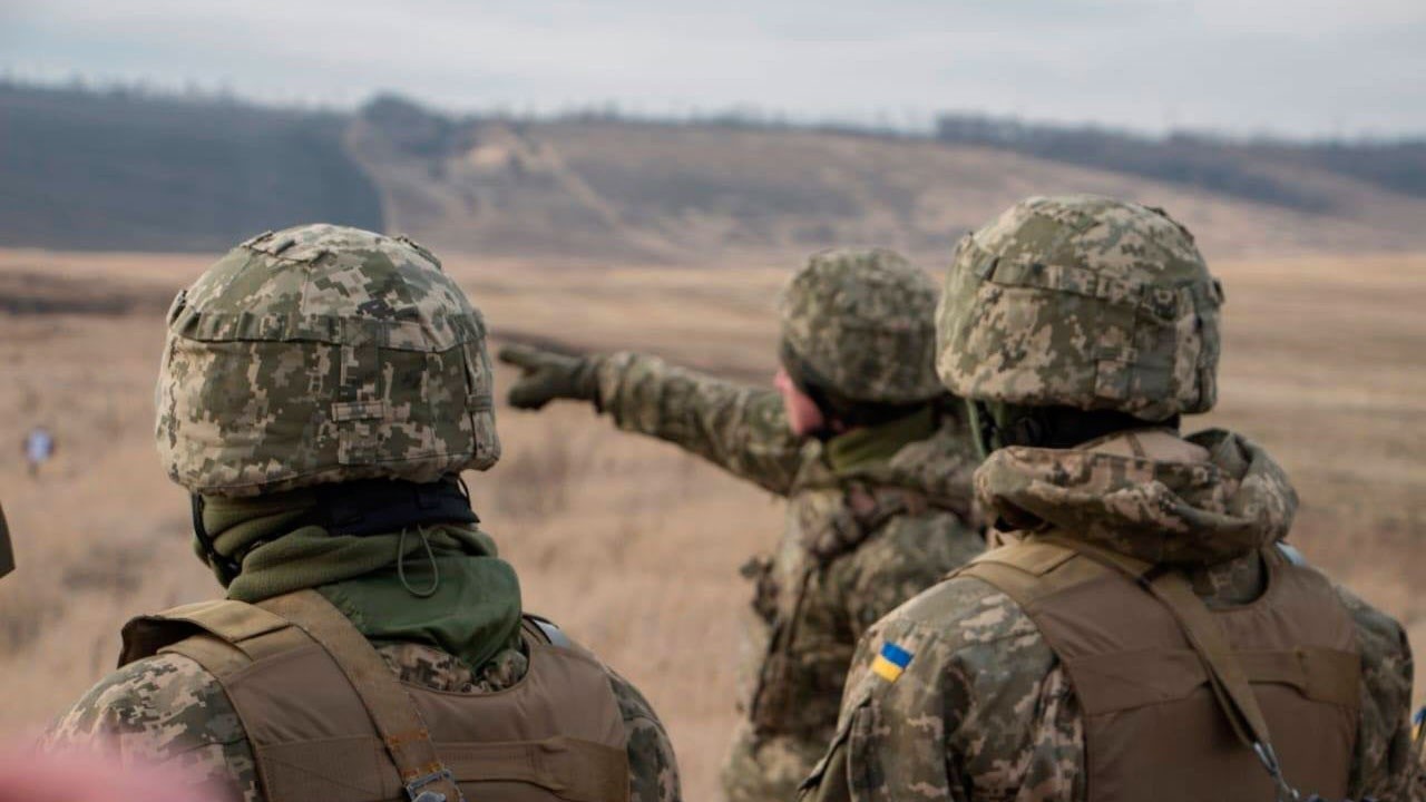 Украина уже стянула свои войска к линии разграничения с непризнанными Донецкой и Луганской народными республиками.