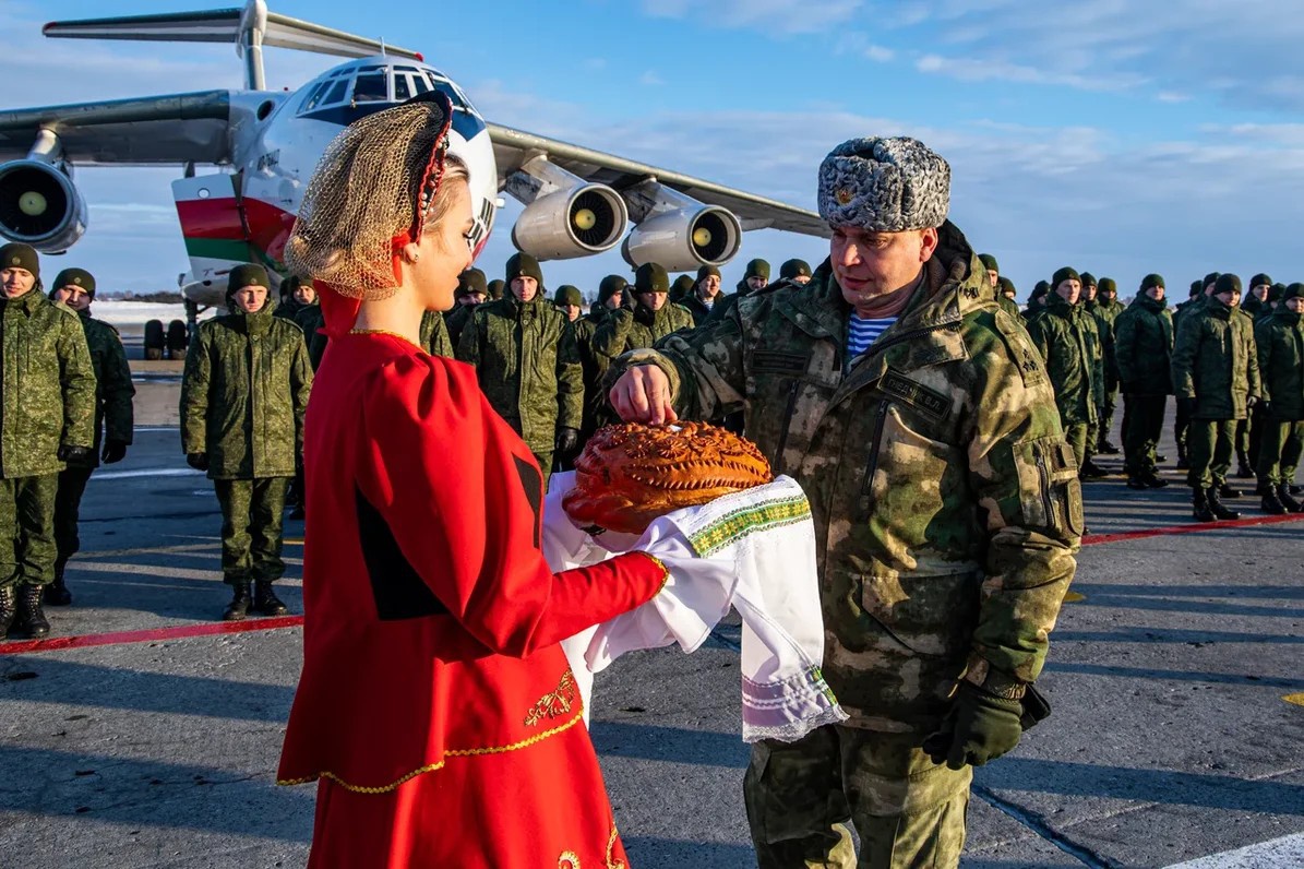 Белорусских коллег встречают на военном аэродроме хлебом и солью.
