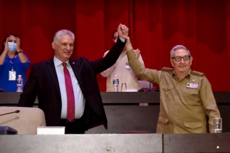 Первый секретарь ЦК Компартии Кубы Рауль Кастро и президент Кубы Мигель Диас-Канель на VIII съезде партии в Гаване.