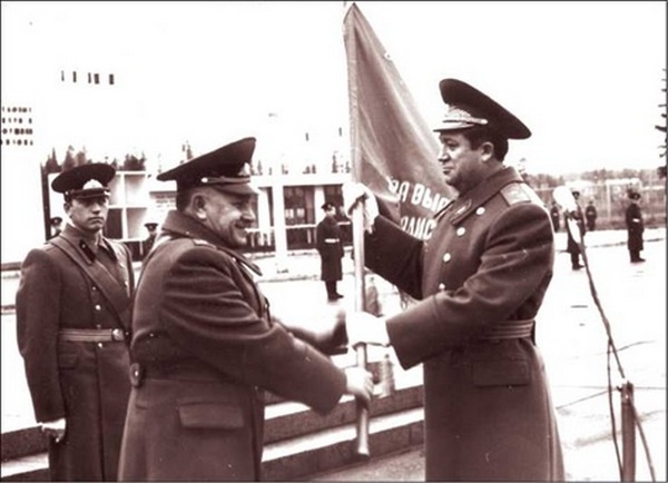 Вскоре Владимир Леонтьевич получил назначение заместителем командира ракетной дивизии, а следом командира дивизии в Нижнем Тагиле. Затем была служба в Оренбургской армии.