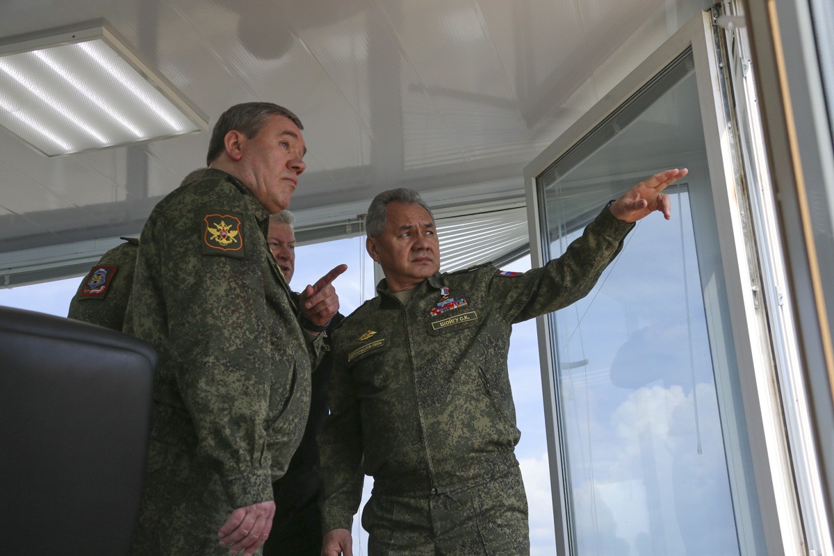 Министр обороны Российской Федерации генерал армии Сергей Шойгу в Крыму проверил работу командного пункта 22-го армейского корпуса.