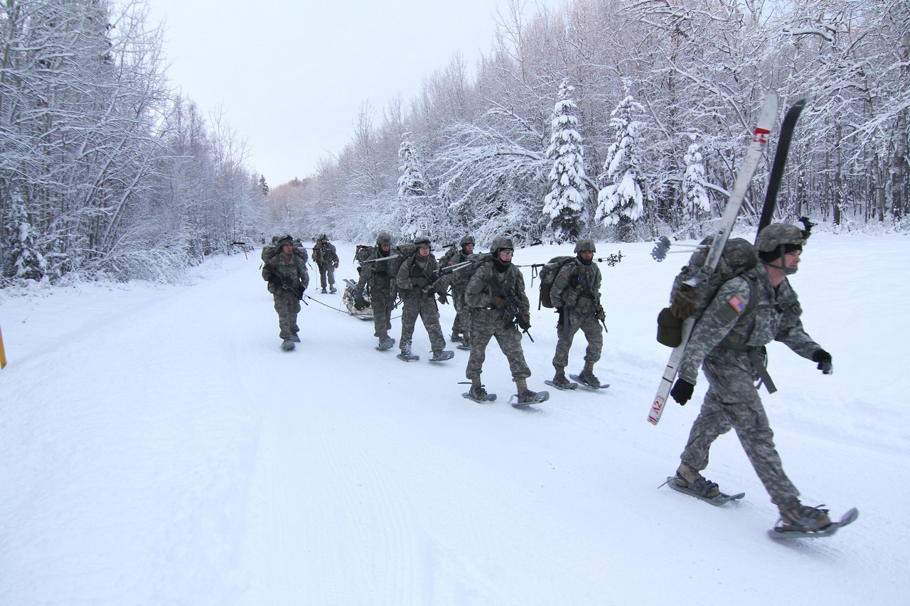 Наиболее сложной задачей командование армии, отмечается в американской стратегии, считает подготовку личного состава к ведению боевых действий в суровых арктических условиях.