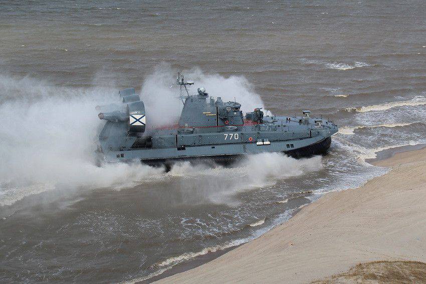 Один из балтийских «Зубров» только что отработал высадку морского десанта.