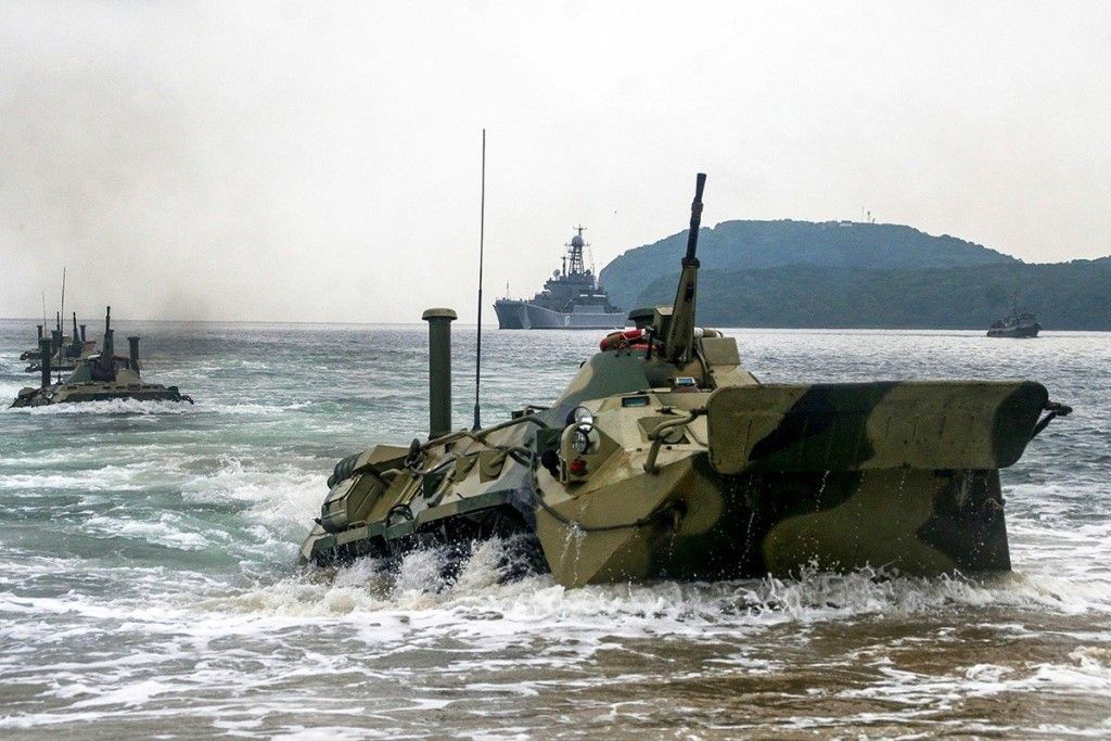 Морпехи-тихоокеанцы десантируются на необорудованное побережье.