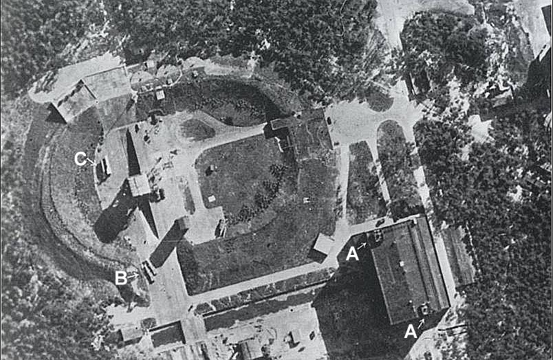 Снимок площадки со стартовым столом и двумя «Фау-2» в горизонтальном положении. 23 июня 1943 г.
