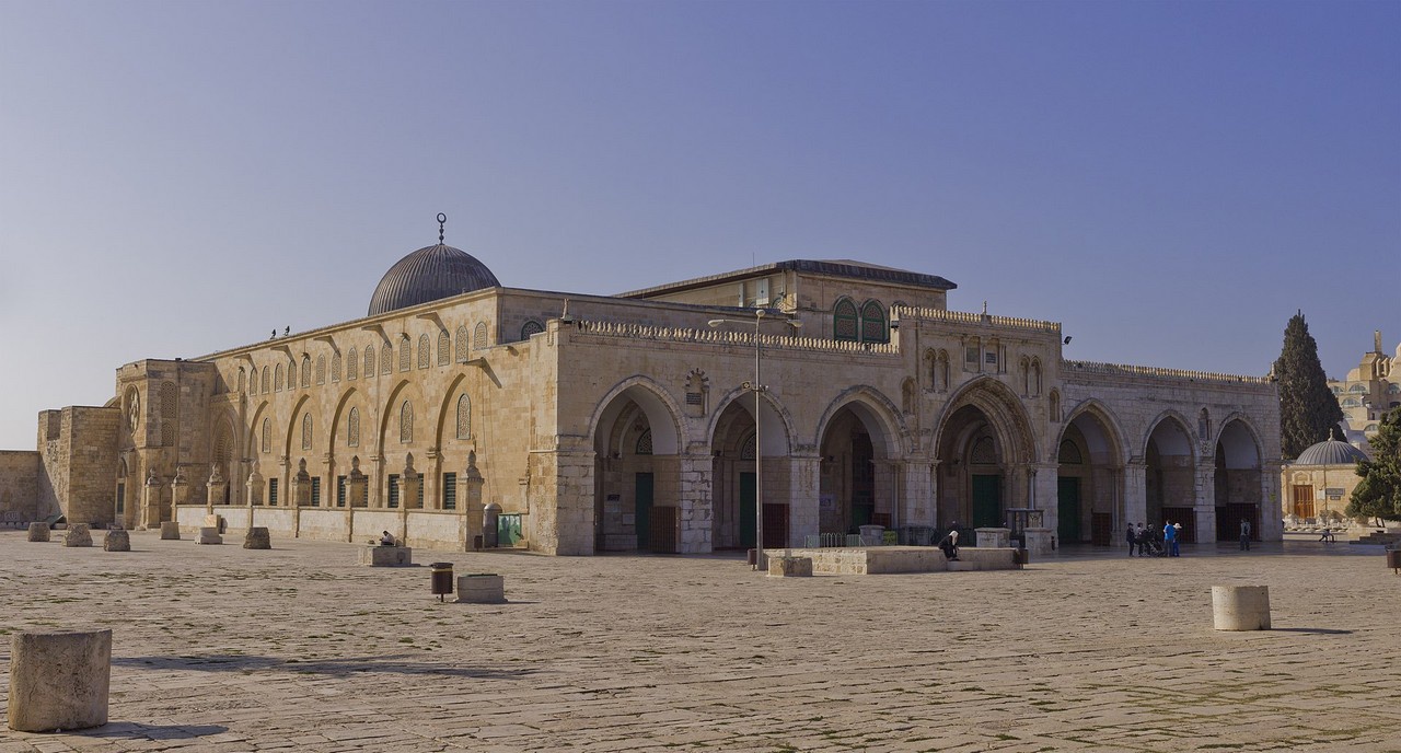 Конфликт в Иерусалиме разгорелся из-за старинной и священной мечети Аль-Акса на Храмовой Горе, которую мусульмане особо почитают наряду с Меккой и Мединой.