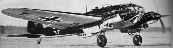 Немецкий бомбардировщик Хе-111 по длине почти в два раза крупнее Як-7: 16,4 метра против 8,48 метра; примерно такое же соотношение и в размахе крыльев.