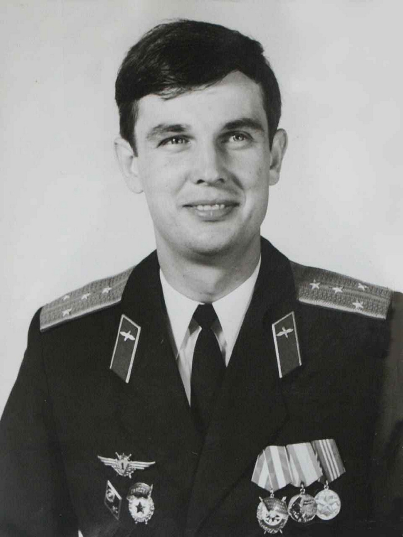 Замполит эскадрильи капитан Валентин Куляпин.