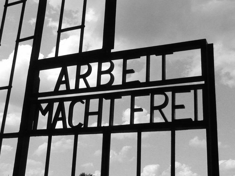 «Arbeit macht frei» («Труд делает свободным») - вывеска над воротами лагеря смерти Заксенхаузен, куда был переведён Девятаев с тремя другими участниками подкопа. 