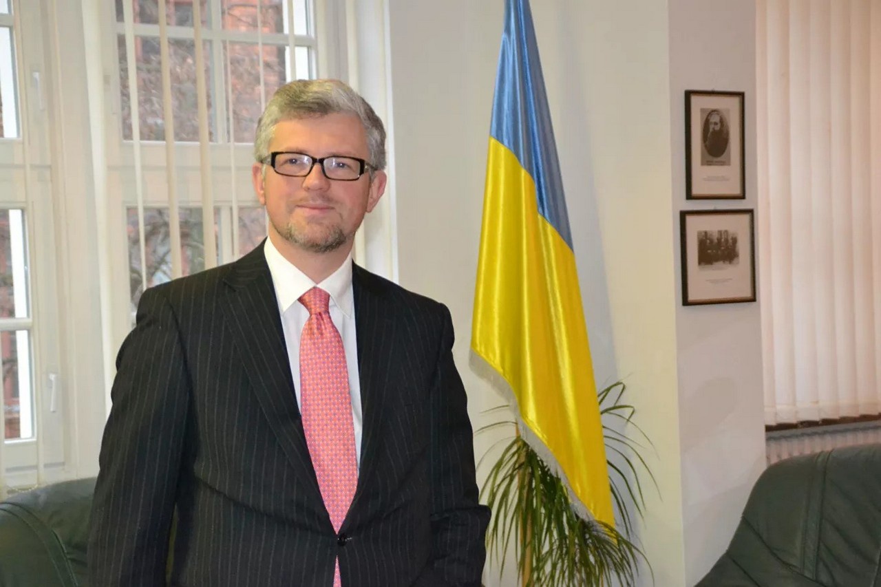 Украинский посол в Германии Андрей Мельник недвусмысленно заявил, что «если Запад не поможет Украине в противостоянии с Россией, то его страна запустит ядерную программу и создаст атомную бомбу».