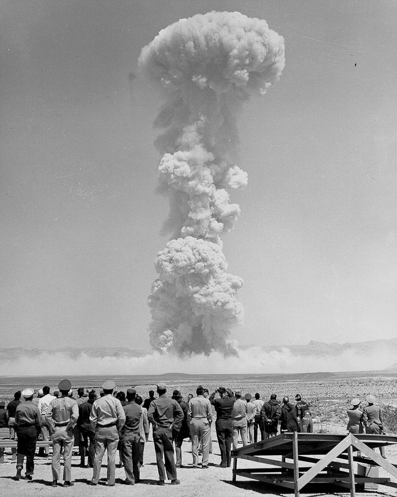 Двухсотметровое облако над территорией Frenchman Flat после взрыва Teapot «MET» 15 апреля 1955, 22 кт. Этот снаряд имел редкую сердцевину из урана-233.