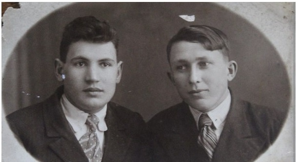 Гвардии младший лейтенант Александр Петрович Хорошков (слева).