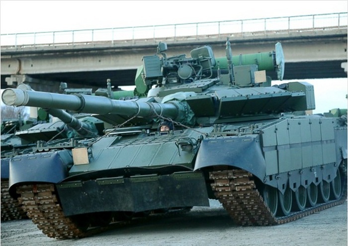 Впервые танки Т-80БВМ поступили на вооружение мотострелкового соединения ВВО.